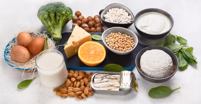 Ngừng uống rượu, bổ sung thực phẩm giàu canxi và vitamin D giúp cải thiện sức khỏe của xương.