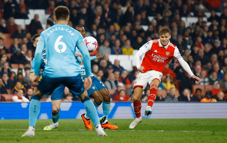 Mãi đến phút 88, Martin Odegaard cứa lòng chân trái đẹp mắt rút ngắn tỷ số xuống còn 1-2