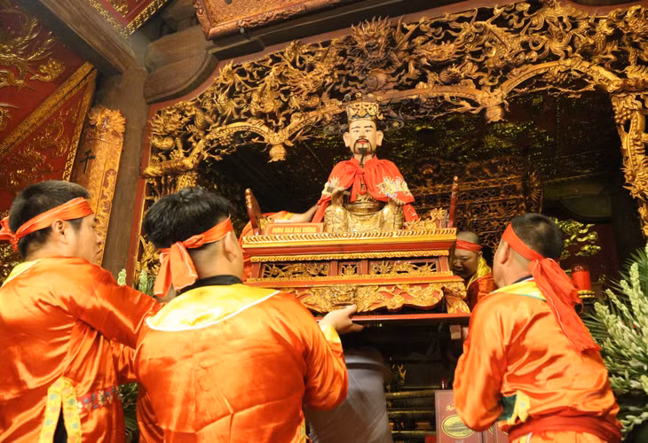 Nghi lễ xin rước tượng Đức thánh Trần trong Lễ hội truyền thống Bạch Đằng diễn ra vào sáng 26/4.