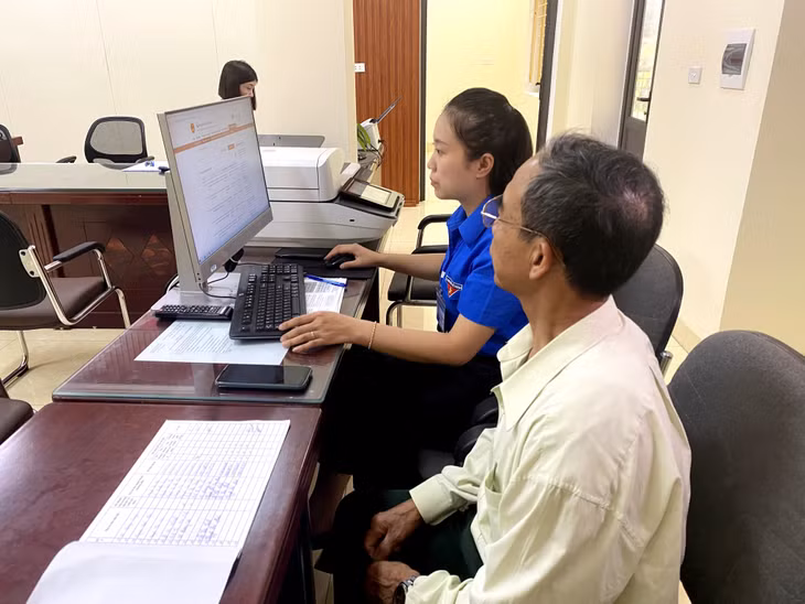 Ông Nguyễn Trường Sinh được Đoàn thanh niên phường Yên Giang (TX Quảng Yên) hướng dẫn nộp thủ tục hộ chiếu online.