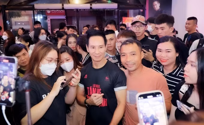 Lý Hải (áo đen ở giữa) chụp ảnh cùng người hâm mộ trong chuyến cinetour ở TP HCM, ngày 28/4. Ảnh: Nhân vật cung cấp