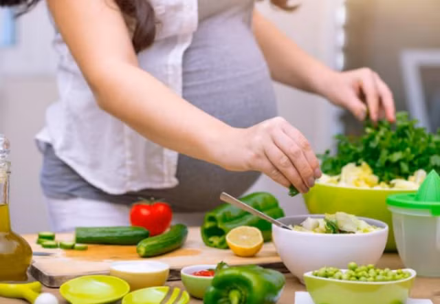 Bà mẹ mang thai cần được cung cấp đầy đủ dinh dưỡng để đảm bảo sức khỏe cho mẹ và con.
