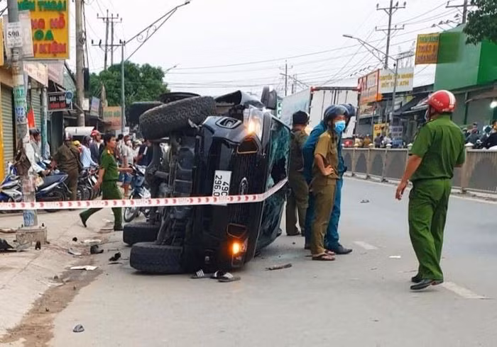 Chiếc xe bán tải lật ngang.