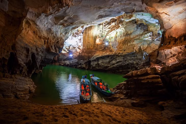Để khám phá các động Phong Nha, du khách sẽ có 2 lựa chọn chính là tour tham quan phổ thông ngồi thuyền rồi đi bộ khám phá hang Tiên, hang Cung Đình... và tour chinh phục 4.500m khám phá chiều sâu bí ẩn động Phong Nha với loại hình chèo thuyền kayak, tắm cát trong hang động và tìm hiểu hang Bi Ký.