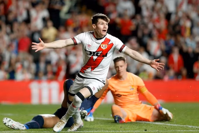 ... và mừng với bàn nhân đôi cách biệt cho Vallecano. Ảnh: AS