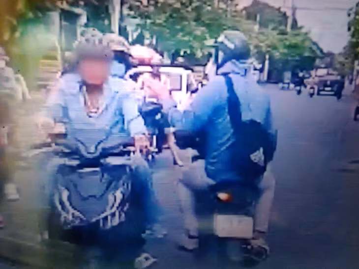 Hai thanh niên đi xe máy giật dây chuyền của người đàn ông nhưng bất thành (ảnh cắt từ clip).