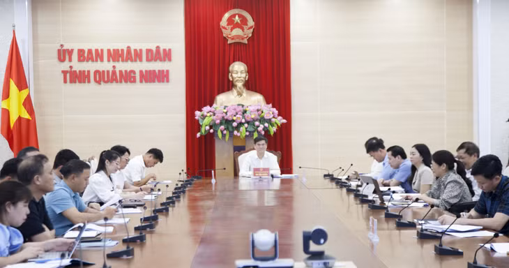 Đồng chí Bùi Văn Khắng, Phó Chủ tịch UBND tỉnh dự hội nghị tại điểm cầu tỉnh Quảng Ninh.