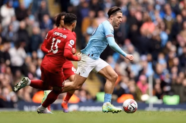 Tiền vệ lệch trái: Jack Grealish. Ngôi sao người Anh lột xác ấn tượng thời gian qua. Grealish hứa hẹn đem đến nhiều phiền toái cho hàng thủ Hùm xám.