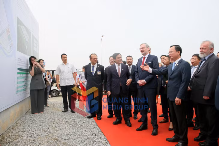 Đồng chí Quyền Chủ tịch UBND tỉnh Cao Tường Huy cùng lãnh đạo TC Group giới thiệu nhanh tới ngài Thủ tướng Petr Fiala và phái đoàn Chính phủ Cộng hòa Séc những thông tin cơ bản về Dự án nhà máy sản xuất, lắp ráp ô tô Škoda Auto tại Quảng Ninh.