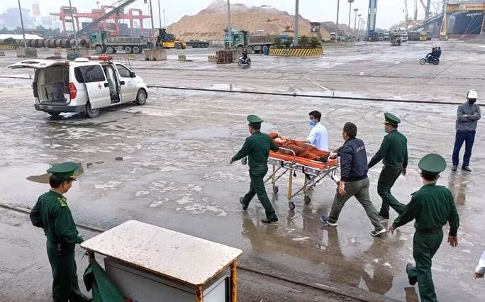 Trong 3 thuyền viên bị ngạt khí, đã có 1 người chết, 2 người còn lại thì đang điều trị tại bệnh viện.