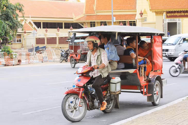 Phương tiện di chuyển tiết kiệm và thú vị tại Campuchia - Ảnh: MINH HUYỀN