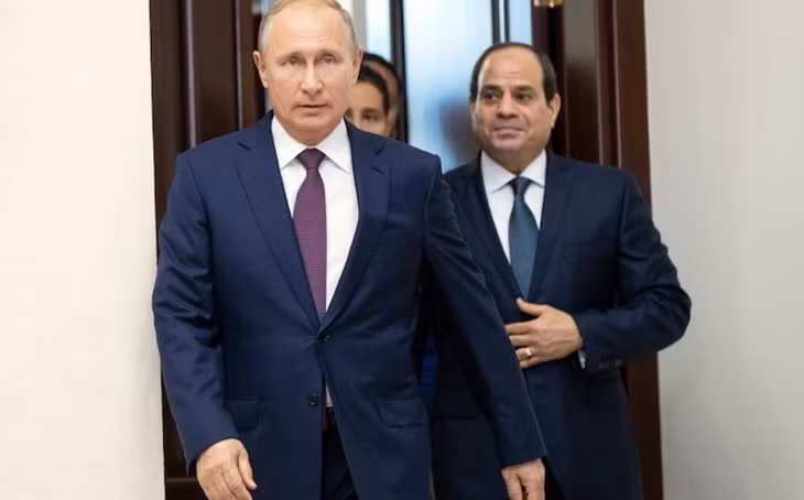 Tổng thống Nga Vladimir Putin (trái) và Tổng thống Ai Cập Abdel Fatah El-Sisi tại Sochi (Nga) vào ngày 17/10/2018. Ảnh: AP