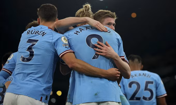 De Bruyne và Haaland cùng toả sáng khi Man City chạm trán đối thủ số một mùa này. Ảnh: Reuters