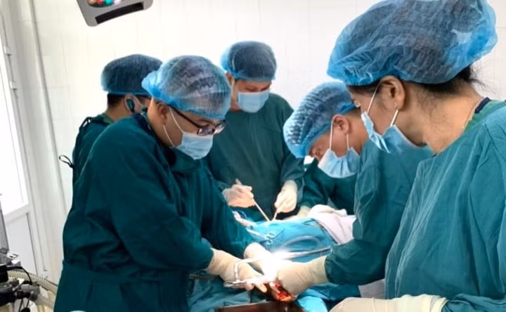 Các y, bác sỹ cấp cứu nạn nhân bị đứt lìa 2 tay. (Ảnh: Bệnh viện cung cấp)