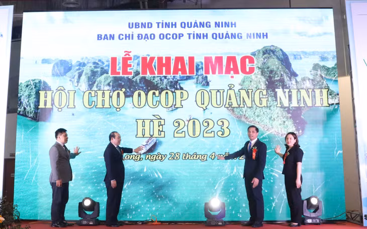Các đại biểu nhấn nút khai mạc Hội chợ OCOP Quảng Ninh - Hè 2023.