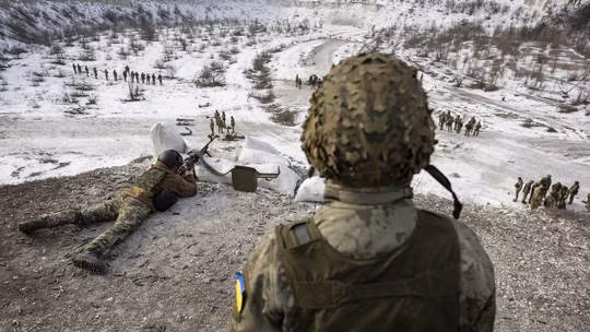 Các binh sĩ Ukraine trải qua khóa huấn luyện chiến đấu vào ngày 24/2/2023 tại vùng Donbas. Ảnh: Getty Images