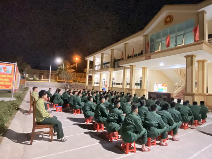 Bộ đội xem thời sự truyền hình để nắm bắt tình hình chính trị quốc tế, trong nước và trong tỉnh. Ảnh: Nguyễn Thắng (CTV).