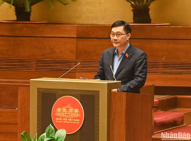Chủ nhiệm Ủy ban Kinh tế Vũ Hồng Thanh báo cáo một số vấn đề lớn của dự án Luật Hợp tác xã (sửa đổi). (Ảnh: DUY LINH)