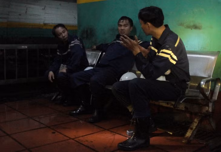 Anh Trần Văn Thế trực tiếp tư vấn cho đoàn làm phim về bối cảnh quay ngay tại cửa lò.