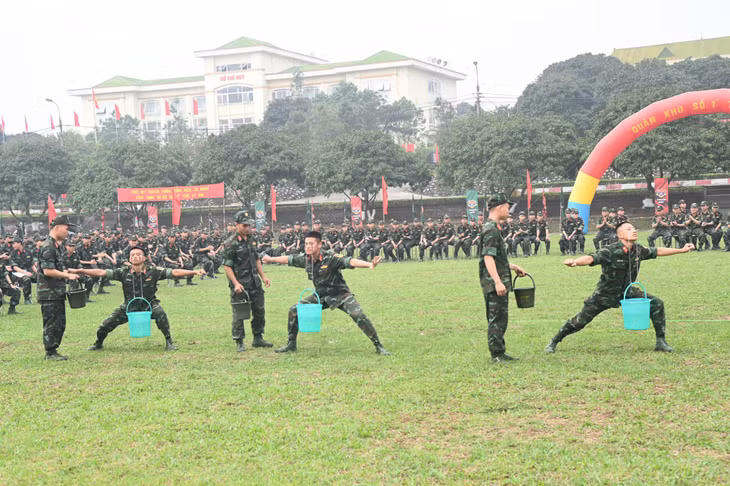 Màn biểu diễn dùng mắt kéo xô nước đội Quân khu 3.