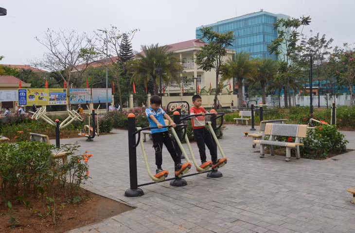 Trẻ em vui chơi tại công viên phường Cẩm Thủy, TP Cẩm Phả.