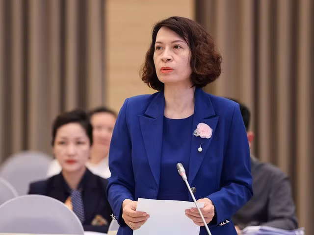 Thứ trưởng Bộ Y tế Nguyễn Thị Liên Hương thông tin về hiệu quả của các nghị quyết, nghị định của Chính phủ trong giải quyết những khó khăn, vướng mắc liên quan đến nhập khẩu trang thiết bị y tế - Ảnh: VGP/Nhật Bắc