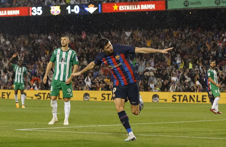 Tiền đạo người Ba Lan ăn mừng bàn thứ 19 ở La Liga