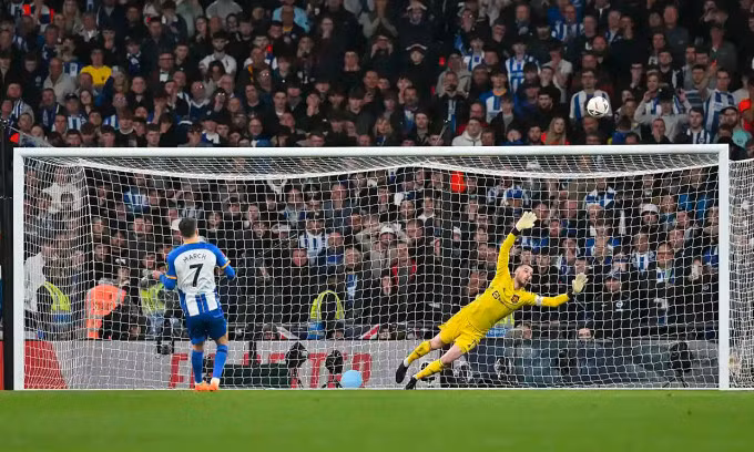 Cú đá luân lưu vọt xà của March góp phần đưa Man Utd vào chung kết. Ảnh: AFP
