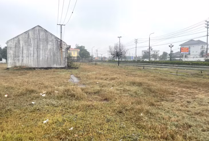 Dự án xưởng nhập khẩu ô tô, nhà máy sản xuất sơn của Công ty TNHH Đông Hải đã chậm tiến độ và bỏ hoang nhiều năm nay.