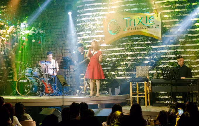 Minh Trang biểu diễn trên sân khấu phòng trà nổi tiếng bậc nhất thủ đô, trong tiệc chào xuân 2023. Ảnh: Edumesa