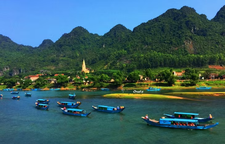 Thuyền du lịch của người dân bản địa tấp nập trên sông Son chở khách vào tham quan động Phong Nha.