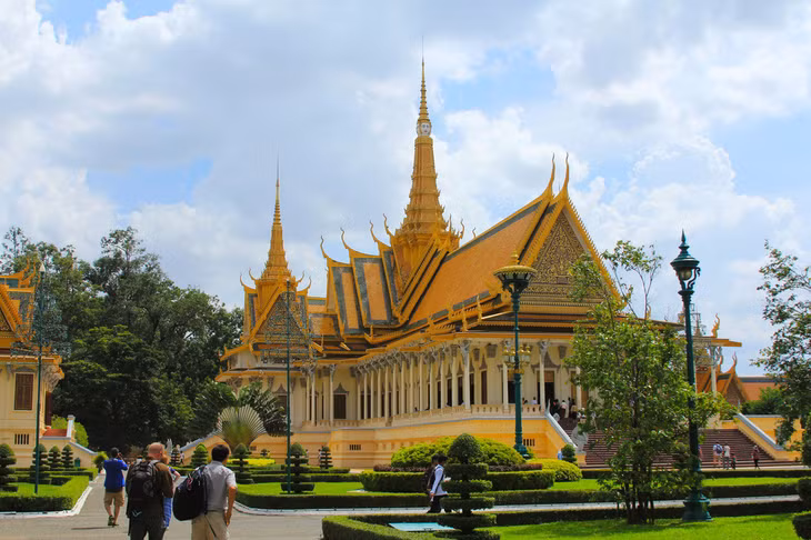 Cung điện Hoàng gia lấp lánh dưới ánh nắng vàng giữa thủ đô Phnom Penh - Ảnh: MINH HUYỀN