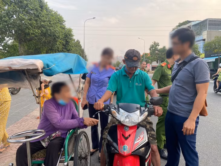 Đối tượng Mai Văn Tài thực hiện lại hành vi cướp giật vé số.