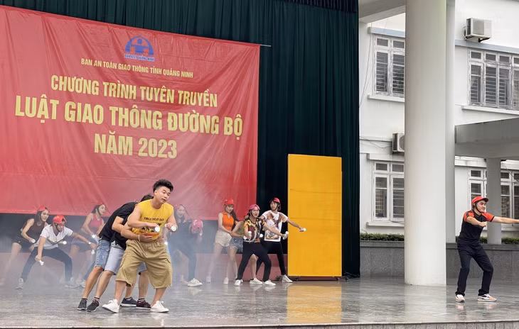 Tiểu phẩm “Cái đầu, cái mũ, cái nào hơn” phê phán ý thức kinh doanh và mua bán mũ bảo hiểm giả, gây ra những hậu quả đáng tiếc.
