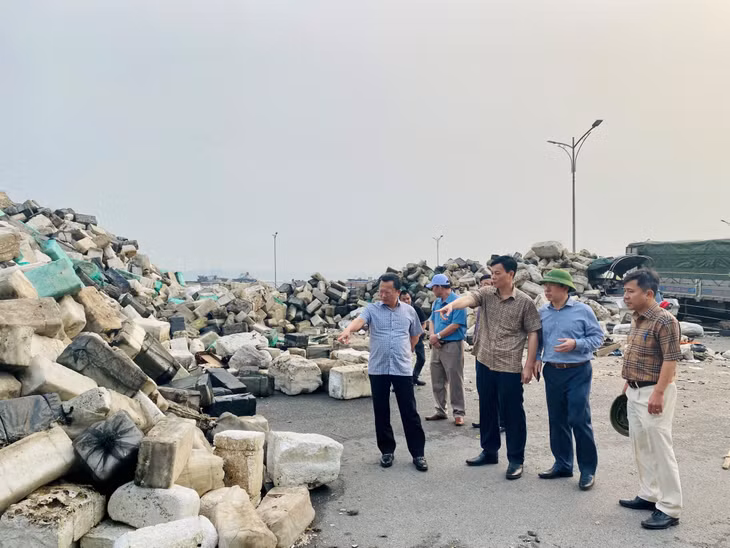 Đồng chí Cao Tường Huy, Quyền Chủ tịch UBND tỉnh kiểm tra khu vực tập kết rác thải, phao xốp của TP Hạ Long.