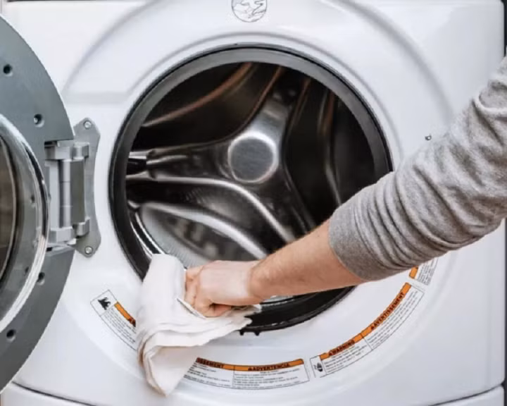 Vệ sinh máy giặt để ngăn chặn nấm mốc trên quần áo.