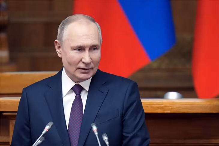 Tổng thống Vladimir Putin phát biểu tại một cuộc họp của Hội đồng Lập pháp Nga ở St. Petersburg ngày 28/4. Ảnh: Sputnik