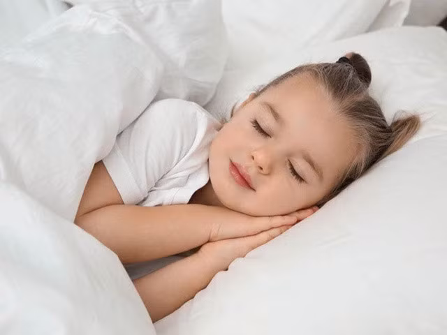 Giấc ngủ rất quan trọng với sự phát triển chiều cao của trẻ. Ảnh minh hoạ.
