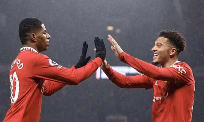 Rashford (trái) mừng bàn 15 ở Ngoại hạng Anh mùa này cùng Jadon Sancho, khi Man Utd gặp Brentford trên sân Old Trafford, ở Ngoại hạng Anh tối 5/4/2023. Ảnh: AFP