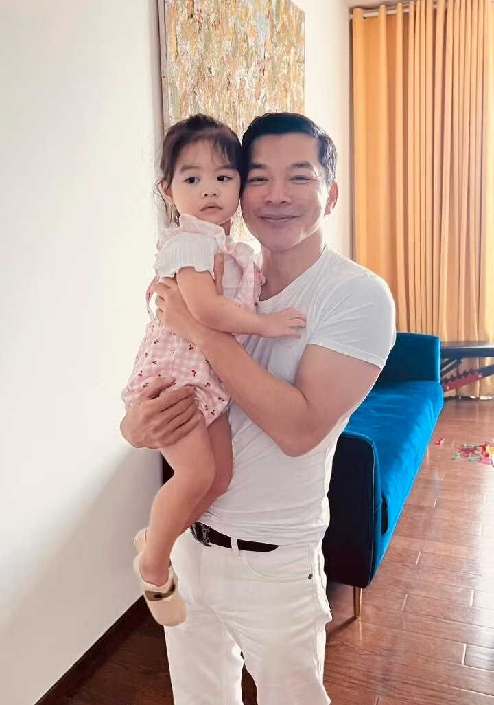 Trần Bảo Sơn bên con gái thứ 2.