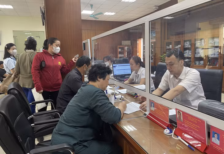 Người dân giải quyết TTHC tại Trung tâm Hành chính công TP Cẩm Phả.