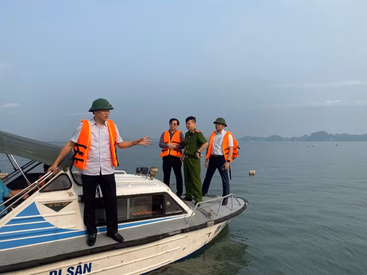 Lãnh đạo Sở NN&amp;PTNT báo cáo về việc triển khai thay thế phao xốp bằng phao HDPE tại các địa phương.