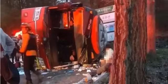 Tai nạn xe bus tại Hàn Quốc khiến 35 người thương vong - Ảnh 1.