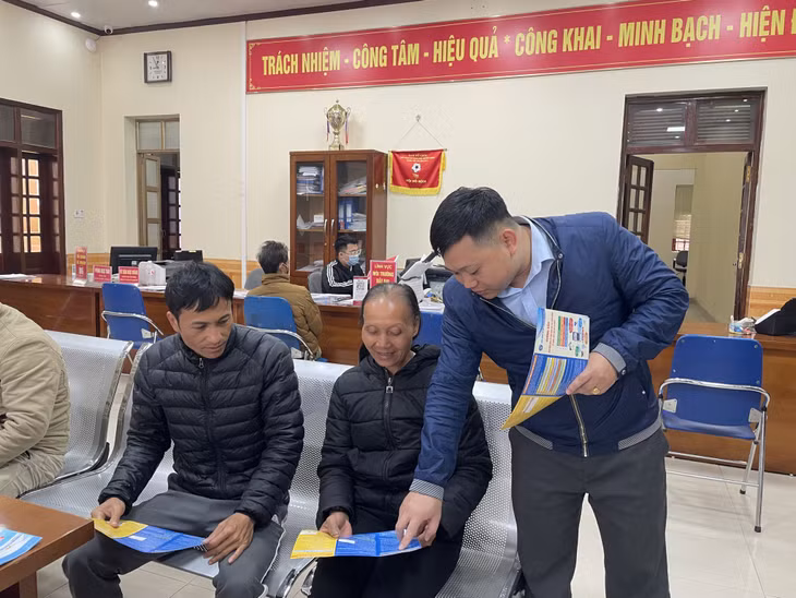 Cán bộ Trung tâm Hành chính công huyện Tiên Yên hướng dẫn người dân giao dịch điện tử khi thực hiện thủ tục hành chính về BHXH, BHYT.