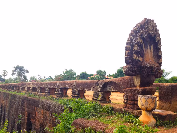 Cầu Kompongkder sau nhiều trận thiên tai và chiến tranh vẫn giữ nguyên hiện trạng - Ảnh: MINH HUYỀN