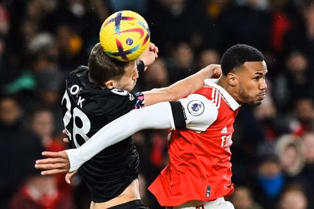 Arsenal tự đẩy mình vào thế khó ở cuộc đua Premier League mùa giải năm nay.