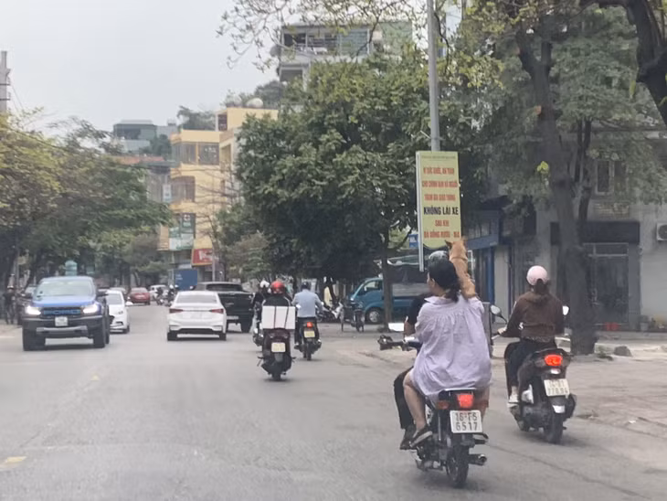 Nhiều người tham gia giao thông bằng xe mô tô vẫn không đội MBH theo quy định. (Ảnh chụp ngày 2/4 tại TP Hạ Long)