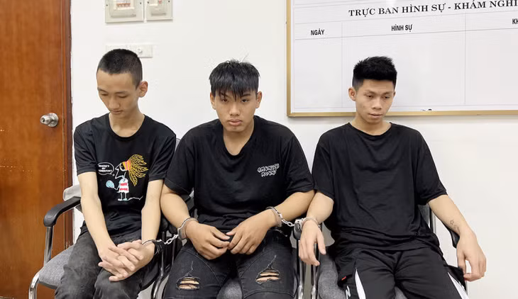 Các đối tượng bị bắt giữ tại cơ quan công an.