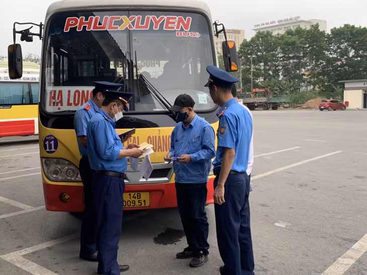 Cán bộ Đội TTGT số 2 (Sở GTVT) kiểm tra, nhắc nhở lái xe không dừng, đỗ tuỳ tiện trong quá trình tham gia giao thông.