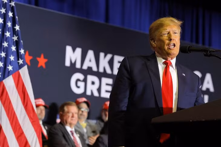 Cựu Tổng thống Mỹ Donald Trump vận động tranh cử ở Manchester, bang New Hampshire ngày 27/4. Ảnh: Reuters